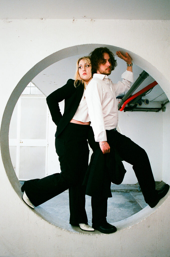 Séance photo de couple à l'ambiance moderne à Paris