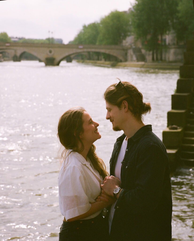 Une séance photo de couple sur les bords de Seine