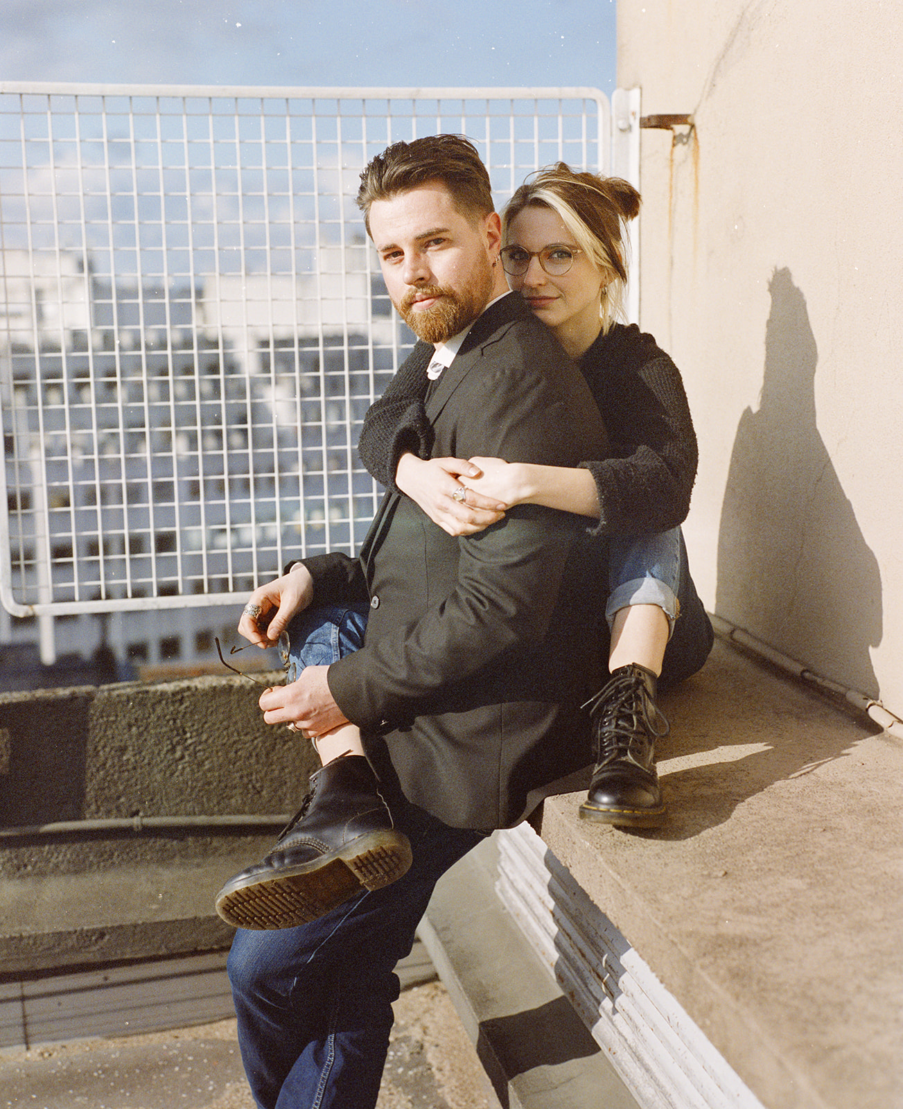 Une séance photo de couple en pleine ville dans l'architecture moderne