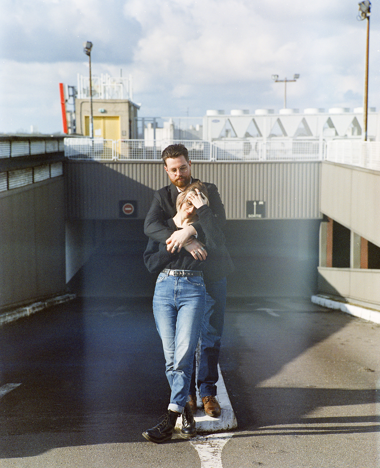Une séance photo de couple en pleine ville dans l'architecture moderne